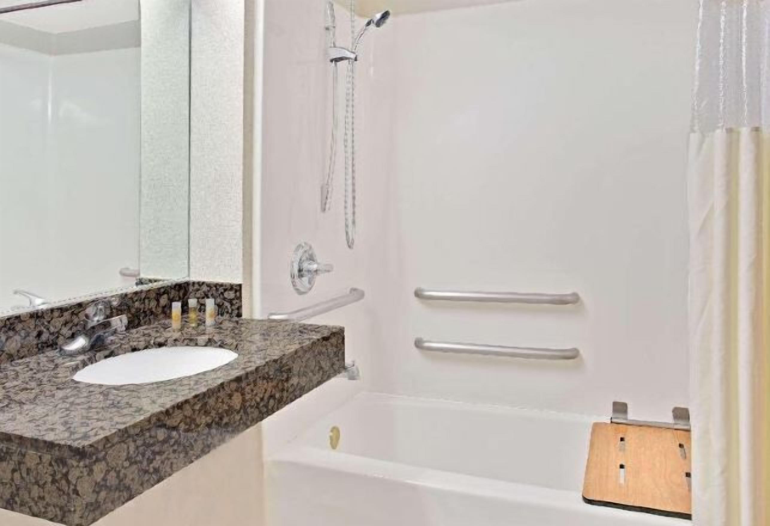 Kylpyhuone | Suihkun ja ammeen yhdistelmä, ilmaiset hygieniatuotteet, hiustenkuivaaja