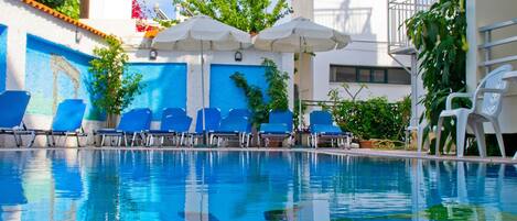 Outdoor pool, pool loungers