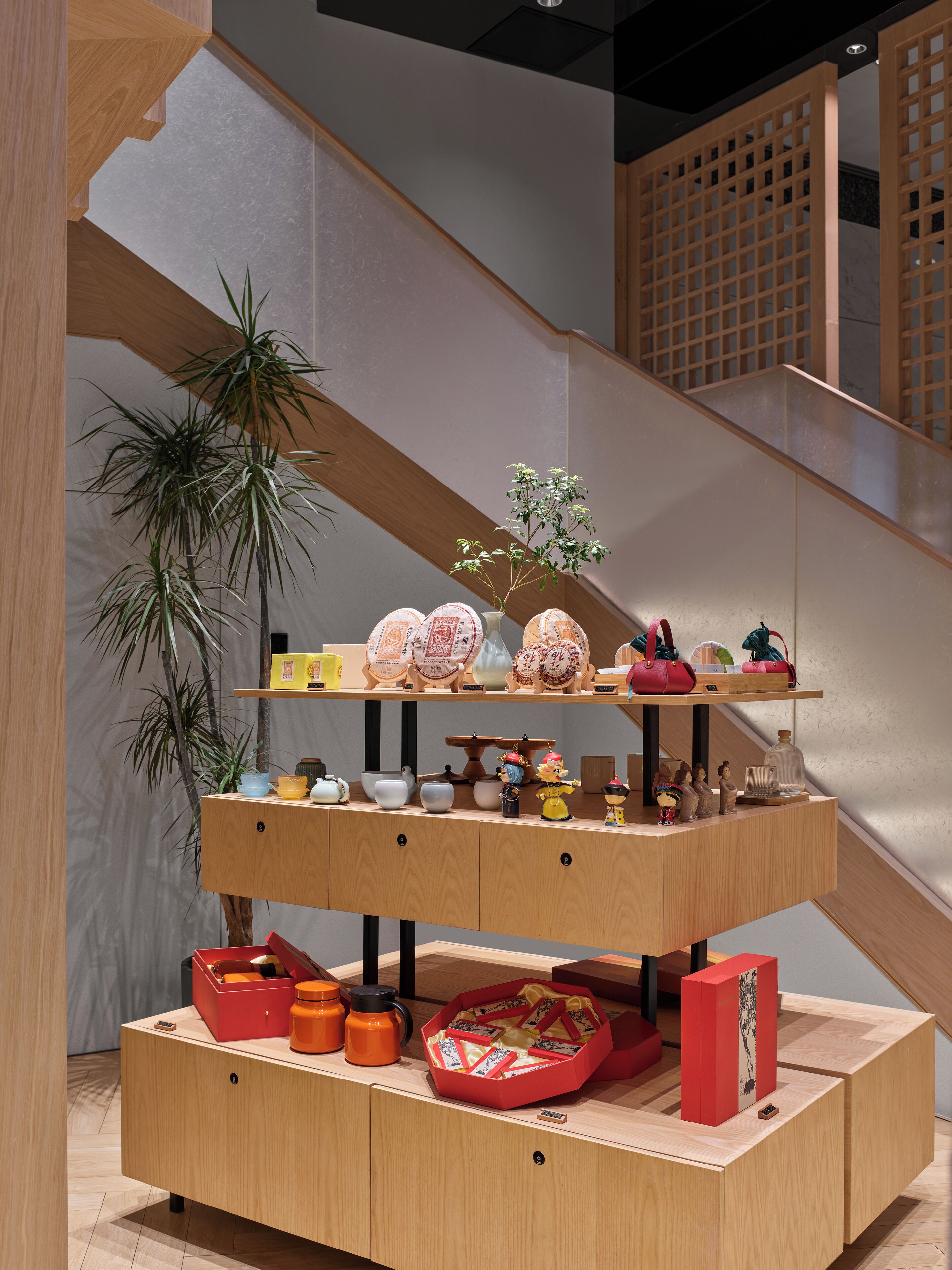 3 restaurants, breakfast, lunch, dinner served; Chinese cuisine 