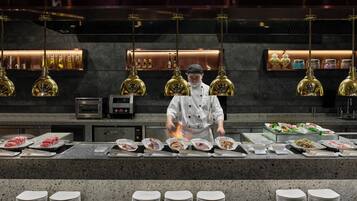 Daily buffet breakfast (CNY 135.7 per person)