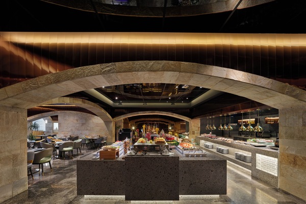 3 restaurants; breakfast, lunch, and dinner served