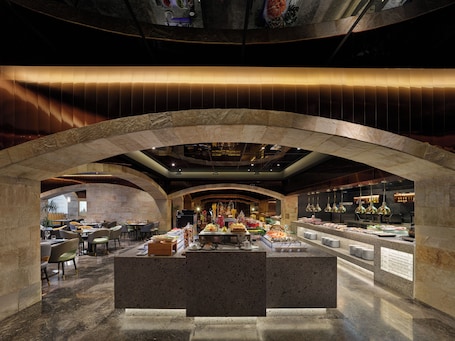 3 restaurantes; se sirven desayunos, almuerzos, cenas y cocina china