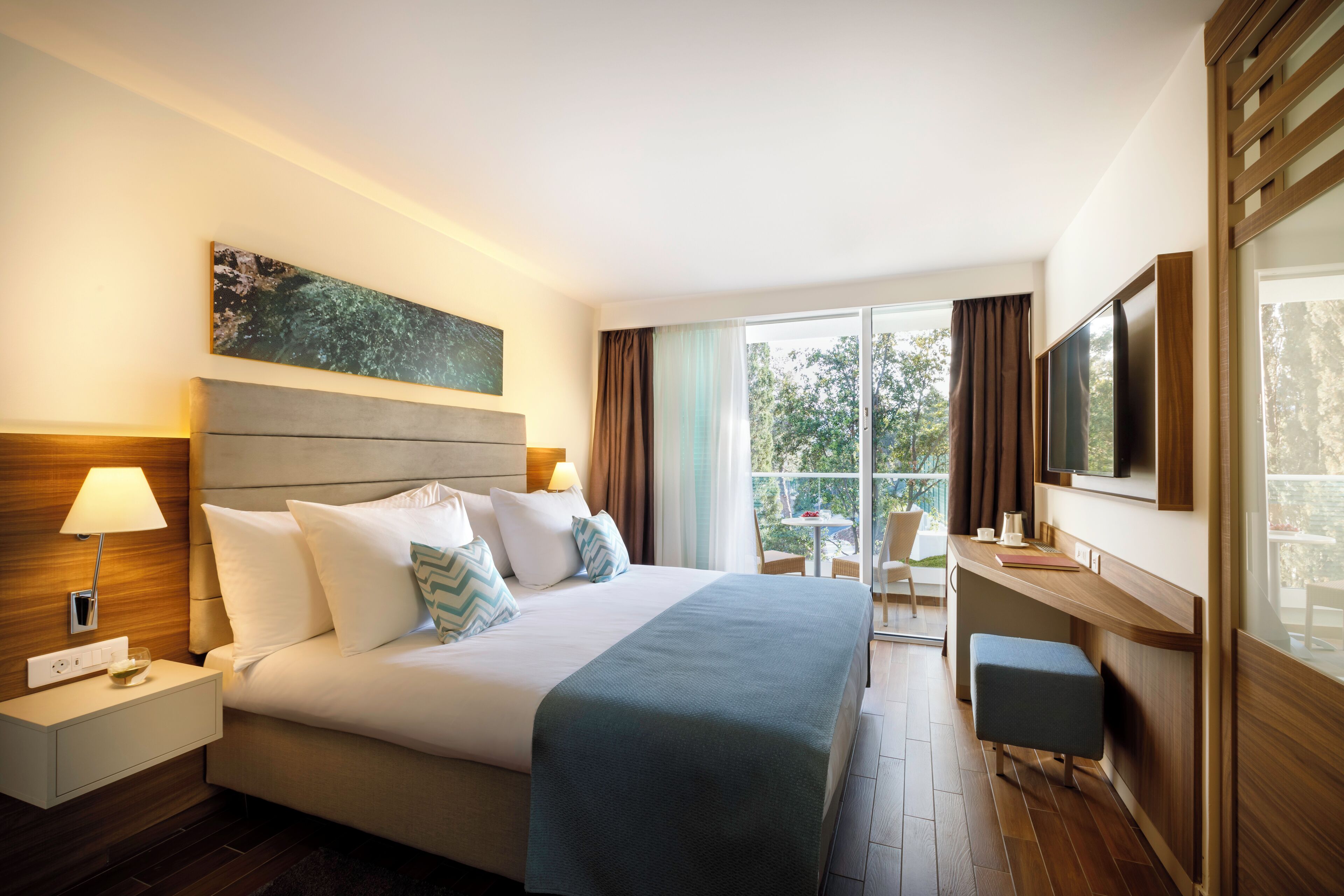 มินิบาร์, ตู้นิรภัยในห้องพัก, โต๊ะทำงาน, Wi-Fi ฟรี