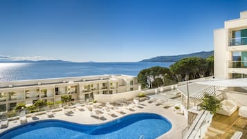 Seasonal outdoor pool, pool umbrellas, sun loungers