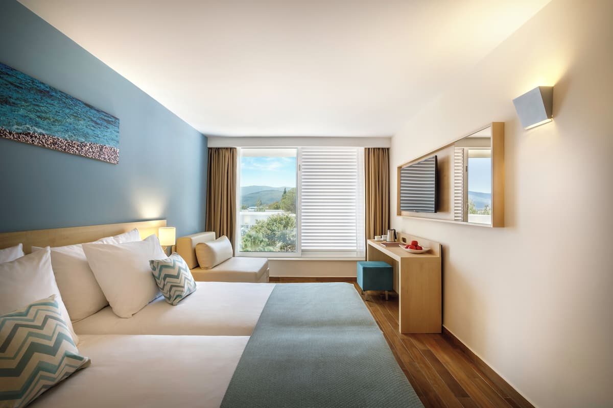 Minibar, in-room safe, desk, free WiFi