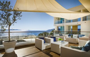 5 bars/lounges, 2 poolside bars, beach bar