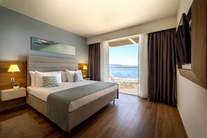 Minibar, in-room safe, desk, free WiFi