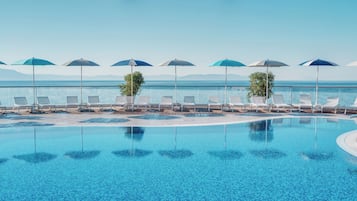 Piscine extérieure (ouverte en saison), parasols de plage