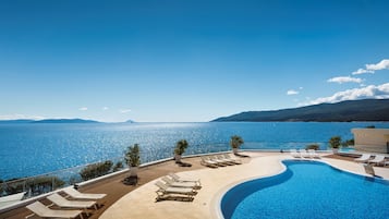 Seasonal outdoor pool, pool umbrellas, sun loungers