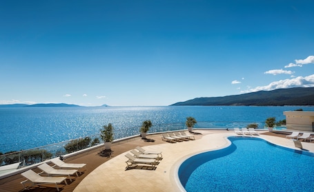 Una piscina al aire libre de temporada, sombrillas. Valamar Bellevue Resort - All Inclusive