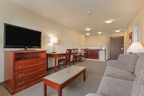 Desk, iron/ironing board, free WiFi, bed sheets - Days Inn & Suites by Wyndham Langley (Langley)