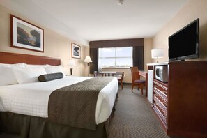 Desk, iron/ironing board, free WiFi, bed sheets - Days Inn & Suites by Wyndham Langley (Langley)