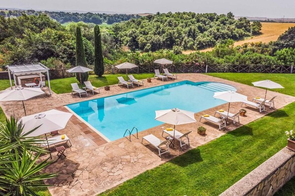 Außenpool (je nach Saison geöffnet), Sonnenschirme, Liegestühle