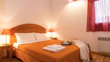 1 bedroom, cribs/infant beds, bed sheets