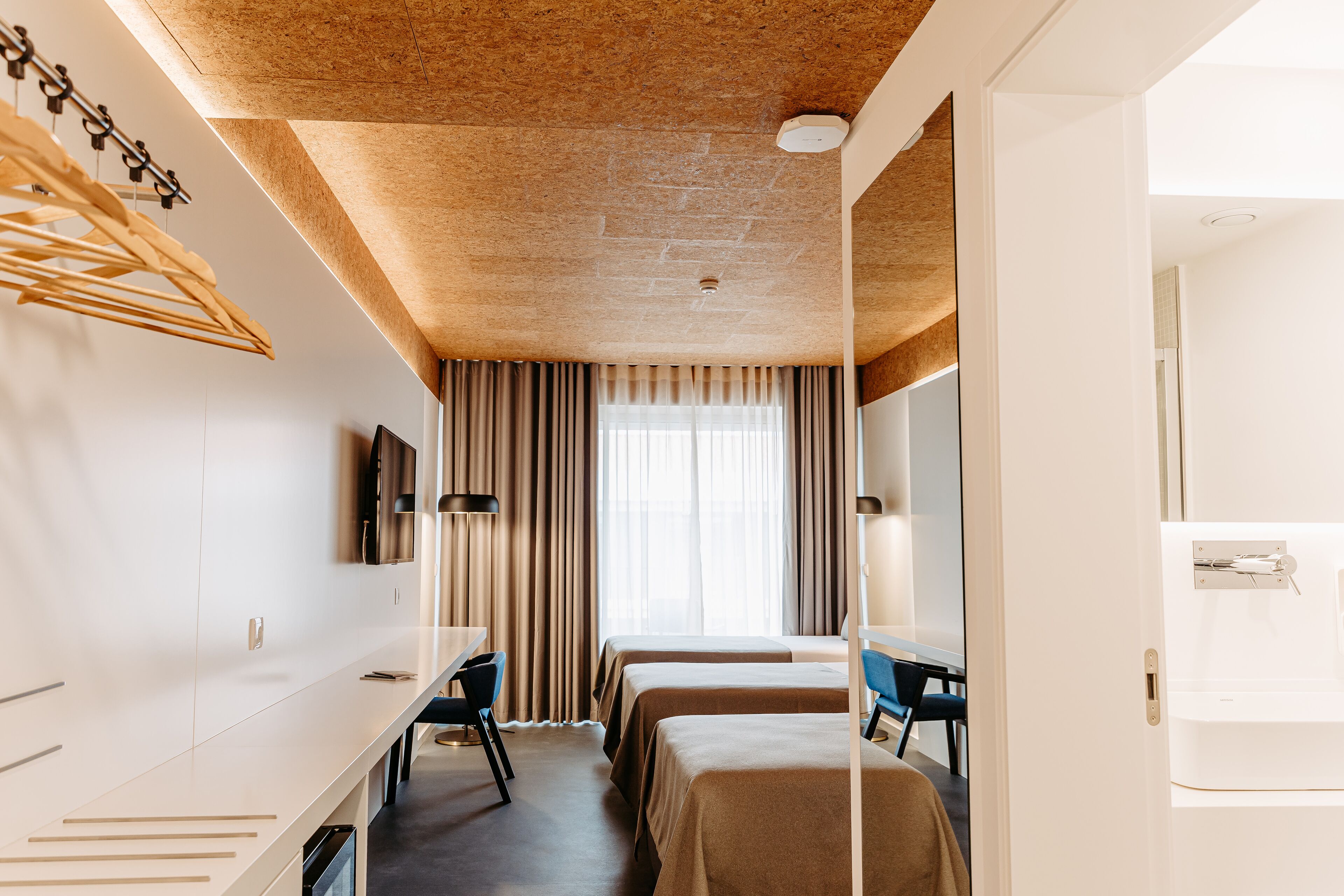 triple room | minibar, in-room safe, desk, laptop workspace