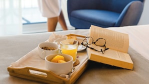 Dobbeltrom (King Bed) | Minibar, safe på rommet, skrivebord og skrivebord for bærbar PC