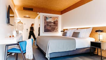 Standaard eenpersoonskamer | Een minibar, een kluis op de kamer, een bureau, een laptopwerkplek