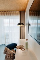 迷你吧、客房内保险箱、办公桌、笔记本电脑工作区