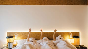 Een minibar, een kluis op de kamer, een bureau, een laptopwerkplek