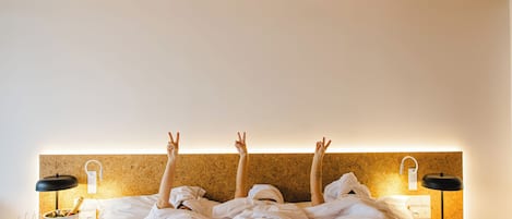 Frigobar, cofres nos quartos, escrivaninha