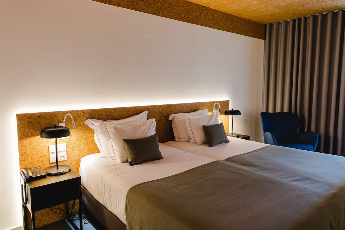 Twin Room | Minibar, in-room safe, desk, laptop workspace