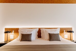 Minibar, coffres-forts dans les chambres, bureau