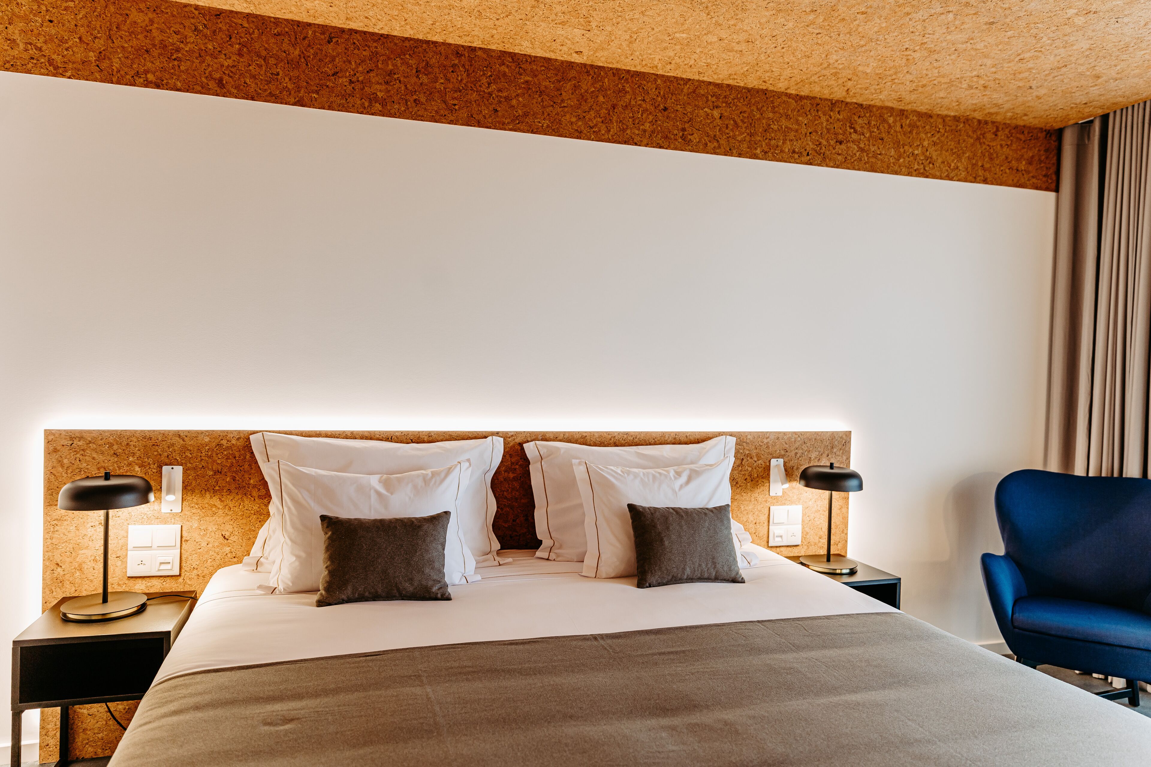 double room (king bed) | minibar, in-room safe, desk, laptop workspace