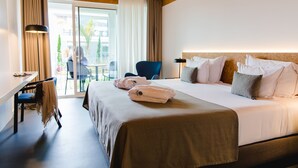 Dobbeltrom (King Bed) | Minibar, safe på rommet, skrivebord og skrivebord for bærbar PC