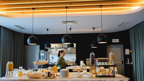 Frokostbuffé hver dag (mot et tillegg)