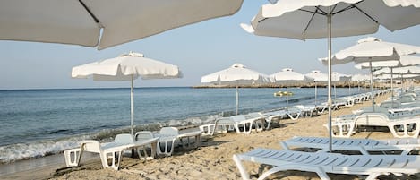 En la playa y camas de playa gratuitas 