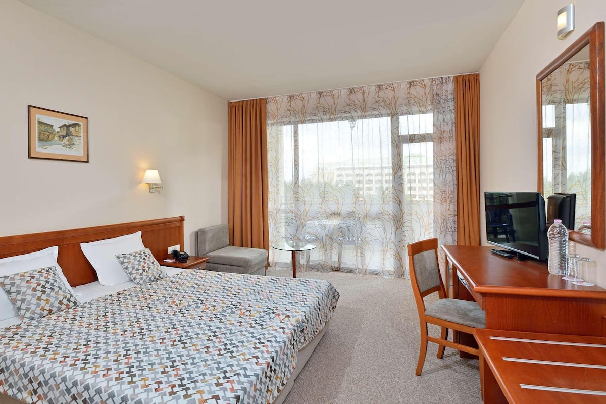In-room safe, desk, blackout drapes, cribs (free)