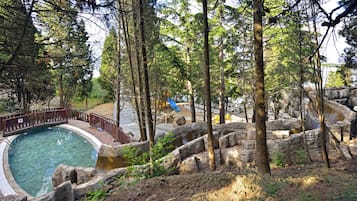 Piscine couverte, 3 piscines extérieures, parasols de plage