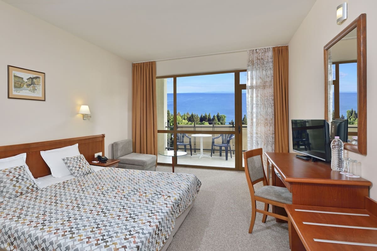In-room safe, desk, blackout drapes, free cribs/infant beds