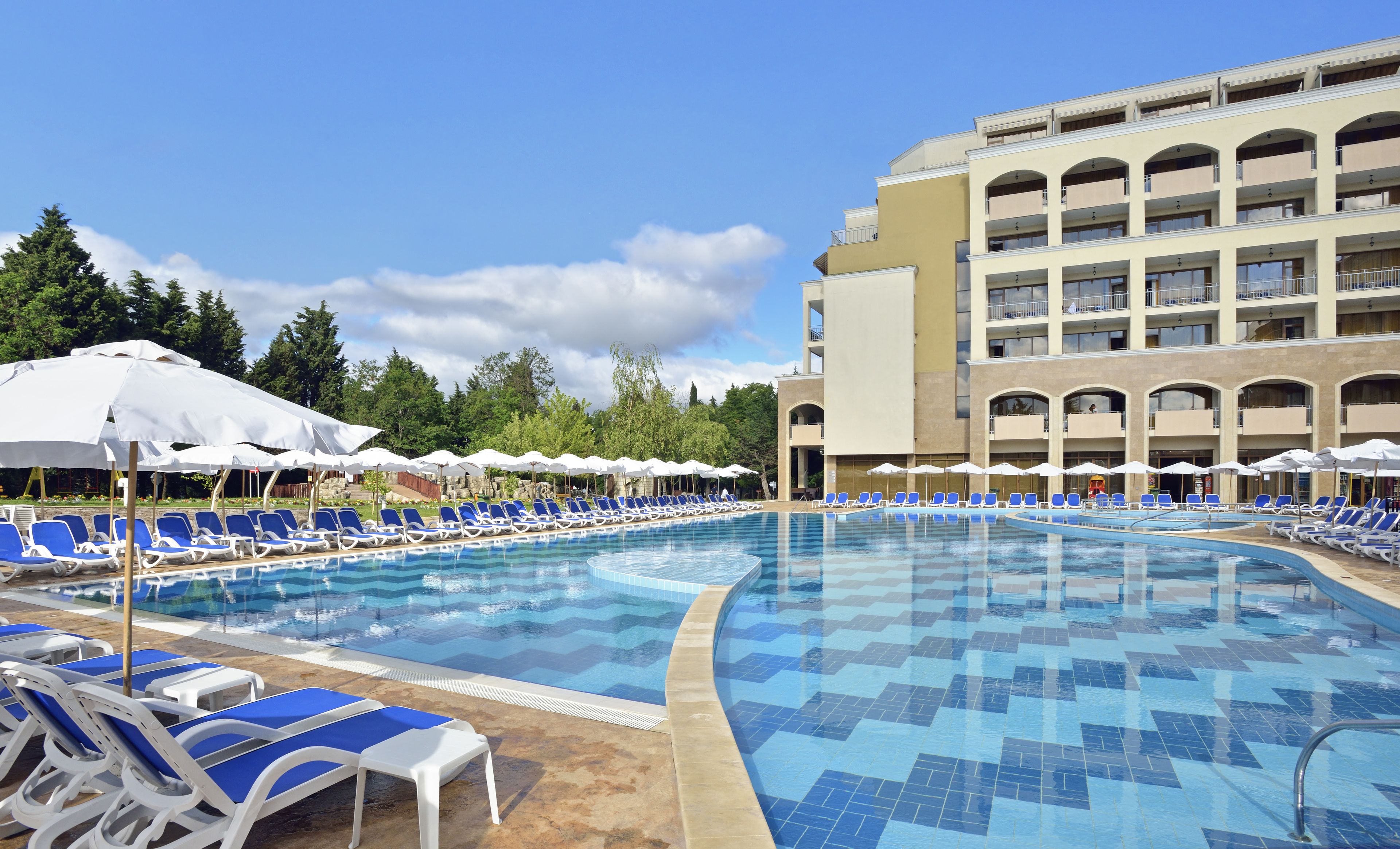 Piscine intérieure, 3 piscines extérieures, parasols, chaises longues