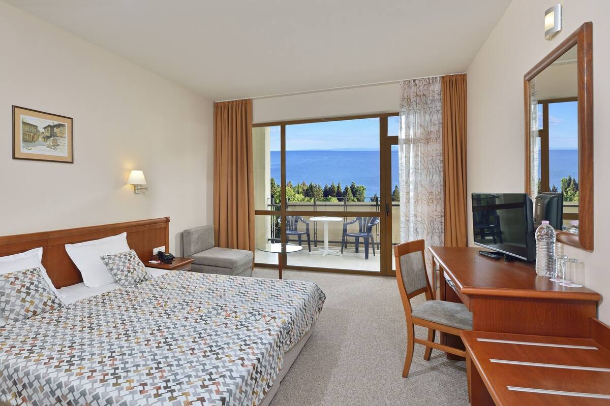 In-room safe, desk, blackout drapes, cribs (free)