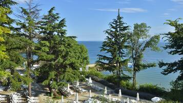 Plage, cabines (en supplément), bar de plage