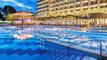 Piscine couverte, parasols de plage, chaises longues