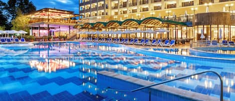 Innenpool, 3 AuĂenpools, Sonnenschirme, LiegestĂŒhle