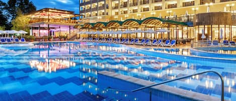 Piscine couverte, 3 piscines extérieures, parasols de plage