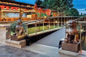 供应早餐、午餐和晚餐