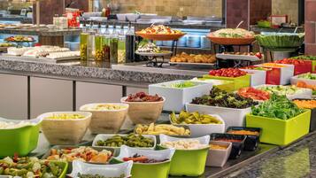 Petit déjeuner, déjeuner et dîner servis sur place