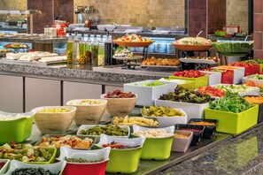 供应早餐、午餐和晚餐