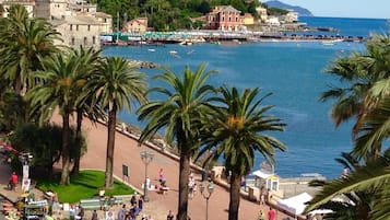 Eine Küstenstadt mit Palmen, einem Strand und einer Marina.