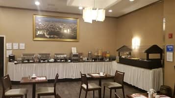 Bữa sáng buffet hàng ngày (21.99 USD/mỗi người)