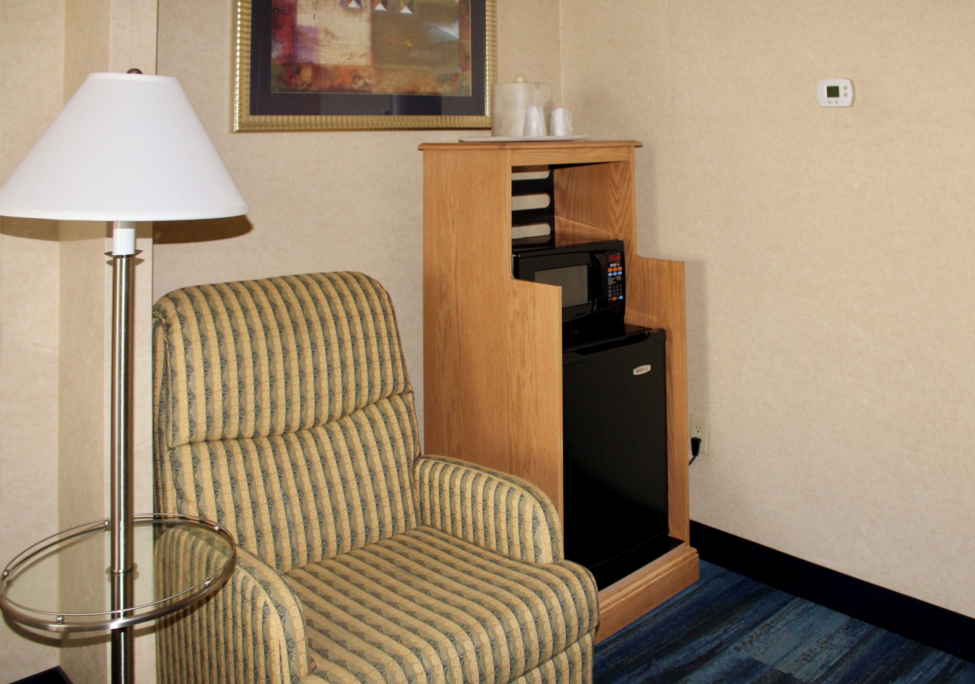 classic room, 1 king bed | premium bedding, down duvets, pillow-top beds, in-room safe