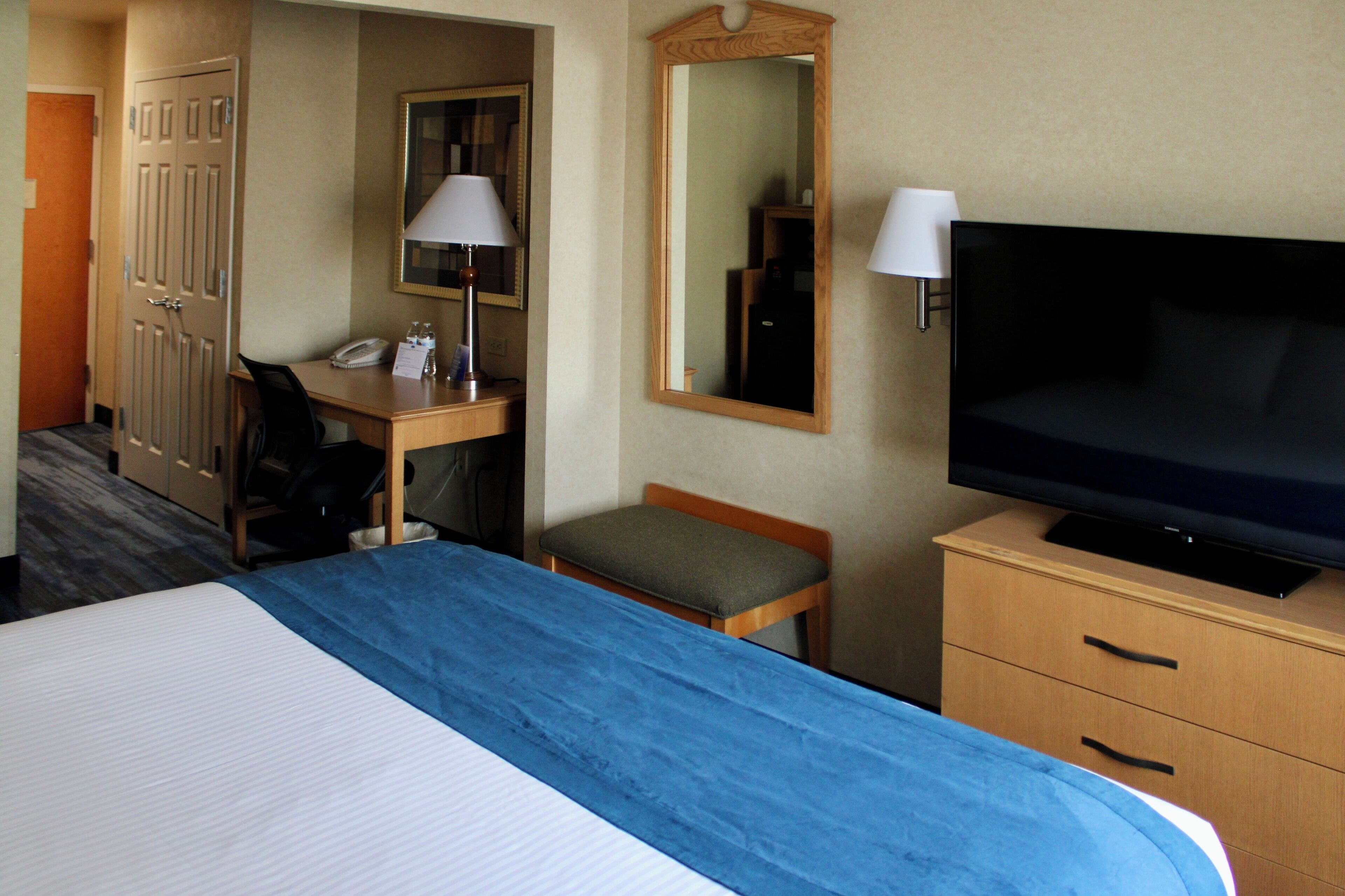 classic room, 1 king bed | premium bedding, down duvets, pillow-top beds, in-room safe