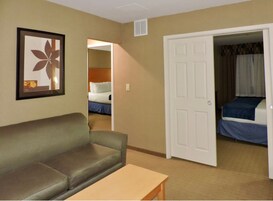 家庭套房, 2 间卧室 | 高档床上用品、羽绒被、加厚床垫、客房内保险箱