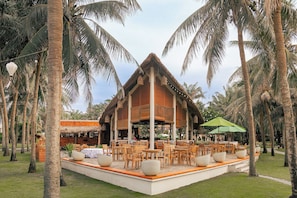 2 restaurants, breakfast, lunch, dinner served; international cuisine