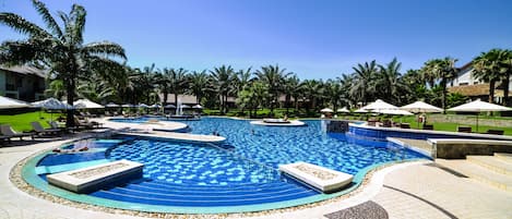 Hồ bơi ngoài trời, dù/ô trên bãi biển/hồ bơi, ghế dài tắm nắng