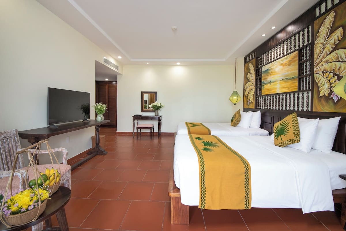 Deluxe Room, Garden View | 1 bedroom, minibar, in-room safe, individually decorated